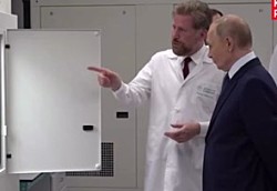 После разговора о бессмертии Путину показали «молодильную клубнику»