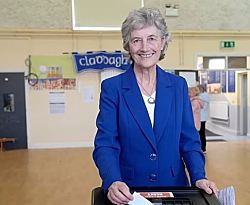 Кэтрин Коннолли с левыми взглядами побеждает на президентских выборах в Ирландии