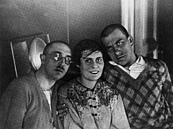 Маяковский, пропагандировавший леворадикальные идеи, автор строк "Ешь ананасы, рябчиков жуй, день твой последний приходит, буржуй", вёл "буржуазный"  мещанский, очень комфортный образ жизни,