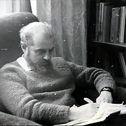 МЛАДШИЙ СЫН ЕСЕНИНА жил в СССР и в США и умер в Бостоне. Сам поэт так ни разу и не пришел посмотреть на сына.