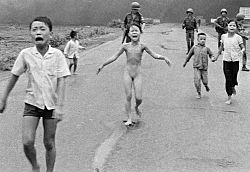 История снимка "Напалмовая девочка" .