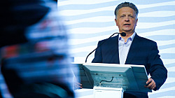 Глава «АвтоВАЗа» потребовал обязать госкомпании покупать его машины