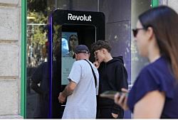 Банк Revolut начал закрывать счета россиян без ВНЖ Евросоюза 