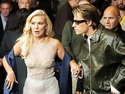 Милли Бобби Браун пришла на премьеру фильма в «голом» платье, и фанаты советуют ей сменить стилиста