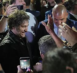 Правый альянс "Свобода наступает" президента Аргентины Хавьера Милея одержал победу на промежуточных выборах в парламент