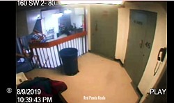 Загадочная оранжевая фигура попала на тюремное видео Эпштейна