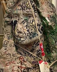 В Париже нашли бюст Джима Моррисона, украденный с его могилы в 1988 году