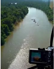  с вертолета засняли огромную анаконду