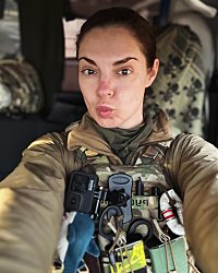 Парамедик Анастасія Леонова: "Коли наші хлопці йдуть на роботу, вони не прагнуть вийти самі; вони мріють потрапити до мене на евак. Бо є така легенда, що у мене ніхто ніколи не помирає…"