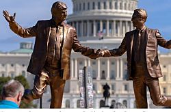 Россия могла получить компромат на Трампа от осужденного за педофилию Эпштейна