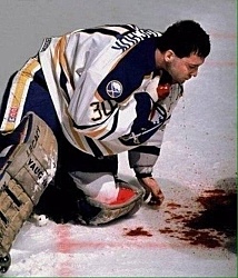 В 1989 году во время борьбы за шайбу голкиперу Клинту Маларчуку перерезало горло коньком противника. 