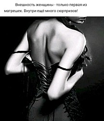 Уронили телефон в воду — положите его в рис. Добавьте мясо, лук, морковь, специи. Кстати, плов лучше получается, если телефон не класть.