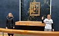 В Лувре радикальные экоактивистки облили супом "Мону Лизу"