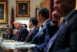 Чиновники Трампа готовятся к возможным перестановкам в кабинете министров спустя год  