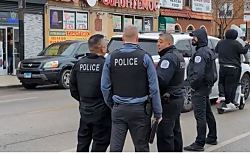 Стрелок открыл огонь по сотрудникам пограничной службы в Чикаго, федеральные силы столкнулись с разъярённой толпой