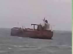 Танкер РФ, атакованный дронами, сел на мель возле Болгарии