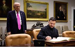 «Я даже не знаю, где это». На встрече с Зеленским Трамп выбросил карты с линией фронта и выступил с позиций Путина