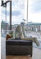 Памятник «Новому поколению пустоголовых» Анны Удденберг (Швеция), 9-я Берлинская биеннале.