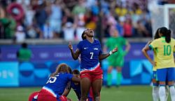 Американские баскетболисты и футболистки завоевали олимпийское золото