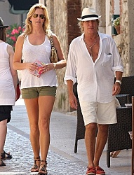 В то время как Род Стюарт живет жизнью, о которой мечтают многие из нас, его повседневная рутина — разделенная между его домами в США и Великобритании — удивительно основательна. 