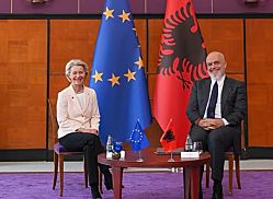 Присоединение новых стран к евроблоку рискует усугубить нехватку критически важных специалистов в новых государствах-членах, активизировв процесс "утечки мозгов".