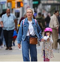 Редкий выход: Кэмерон Диас выходит с дочерью Раддикс Мама с дочерью прогулялись по Нью-Йорку.