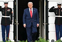 Трамп выступил с мрачным предостережением на рождественской вечеринке в Белом доме