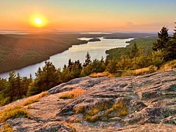 Первые лучи восходящего солнца раньше других точек в США получает вершина горы Кадиллак в Национальном парке Акадия.