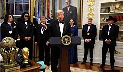 Джордж Стрейт, Глория Гейнор и другие лауреаты премии Кеннеди-центра 2025 года получили медали от Трампа