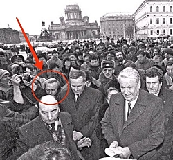 Путин на встрече Ельцина с россиянами. Историческое фото