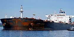 Турецкие власти говорят о "внешнем воздействии" как минимум на один из загоревшихся танкеров российского "теневого флота".