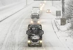 Снег и ледяной дождь на севере Европы привели к отмене рейсов и отключениям электричества