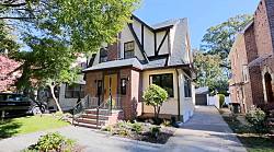 В США выставлен   на продажу дом в Квинсе, где Трамп провел первые четыре года детства.