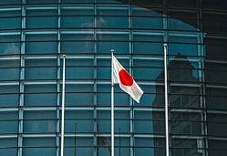 Премьер Японии выступила за размещение американского ядерного оружия в стране