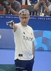 Турецкий стрелок выиграл медаль ОИ-2024 без экипировки и взорвал соцсети