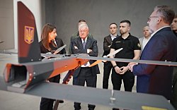 Киту Келлогу показали производство украинских дронов: "Невероятные инновации"