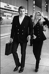 Он был богат, красив и галантен, женщины восторгались его красотой и щедростью, и готовы были на многое ради внимания знаменитого фотографа и коллекционера. 