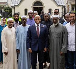 ВСТАВАЙ, НЬЮ-ЙОРК!  РАССВЕТ УЖЕ ПОЛОЩЕТСЯ... НА МОЛИТВУ К МУСУЛЬМАНАМ СТАНОВИСЬ!