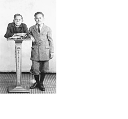  поглядеть на половинку человека.