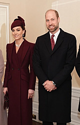 Кейт и Уильям ездят на поезде, а Чарльз III возится с упаковками: королевская семья демонстрируют простоту