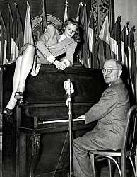 В тот момент Гарри Трумэн был вице-президентом США меньше месяца, 20 января 1945 года он им стал, а фотокарточки датированы 10 февраля.