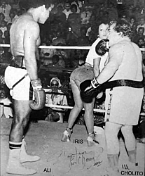 Мухаммед Али отвлекается во время показательного матча против местного боксёра в Пуэрто-Рико