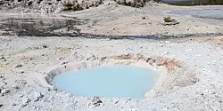 После ряда подземных взрывов. В Йеллоустоне появился новый термальный бассейн