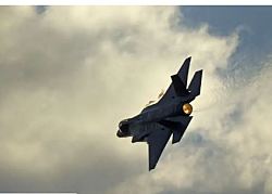 ВВС Израиля нанесли удар по Ирану. В Тегеране слышны взрывы. Израиль объявил чрезвычайное положение.