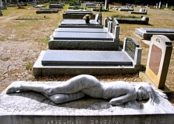 На австралийском кладбище Маунт-Маседон можно увидеть необычное надгробие.