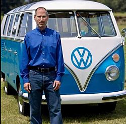 В возрасте 21 года Стив Джобс продал свой Volkswagen за 1500 долларов, а Стив Возняк – калькулятор Hewlett-Packard за 500 долларов. Эти деньги стали их стартовым капиталом для создания компании.