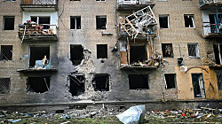 В результате удара двумя управляемыми авиабомбами поврежден автомобильный мост в Херсоне  