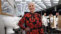 Как одевается мать миллиардера Илона Маска