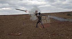 Российские кулибины смастерили из труб и досок пусковую для С-8 с плеча: результат ожидаемый