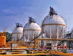 Индия стала скупать нефть из Ирака и Катара после введения санкций против «Лукойла» и «Роснефти»